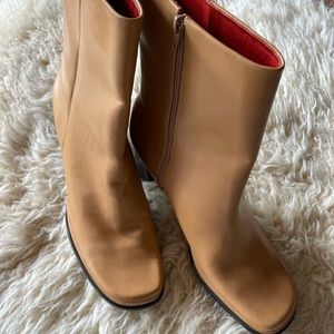 Gorgeous Rockport smooth tan leather 3 inch heel boots